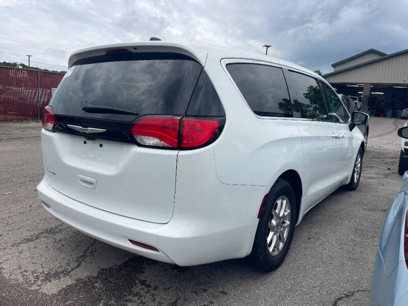 2023 Chrysler Voyager LX