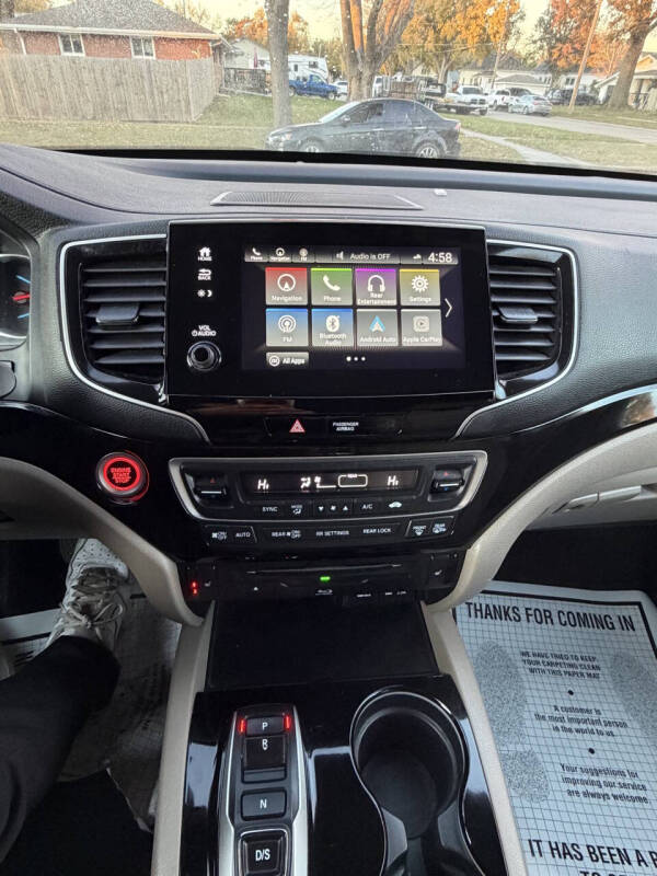 2021 Honda Pilot Touring w/Rear Captain's Chairs