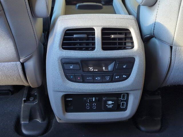 2022 Honda Pilot Touring w/Rear Captain's Chairs