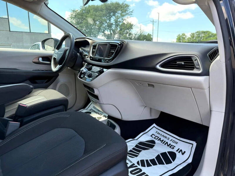 2022 Chrysler Voyager LX