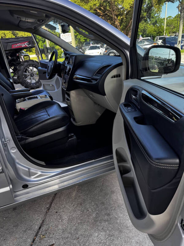 2012 Chrysler Town and Country Touring