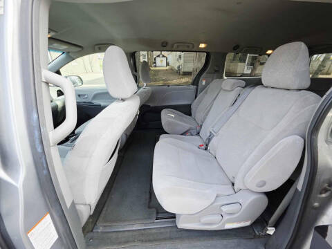 2017 Toyota Sienna LE 8-Passenger