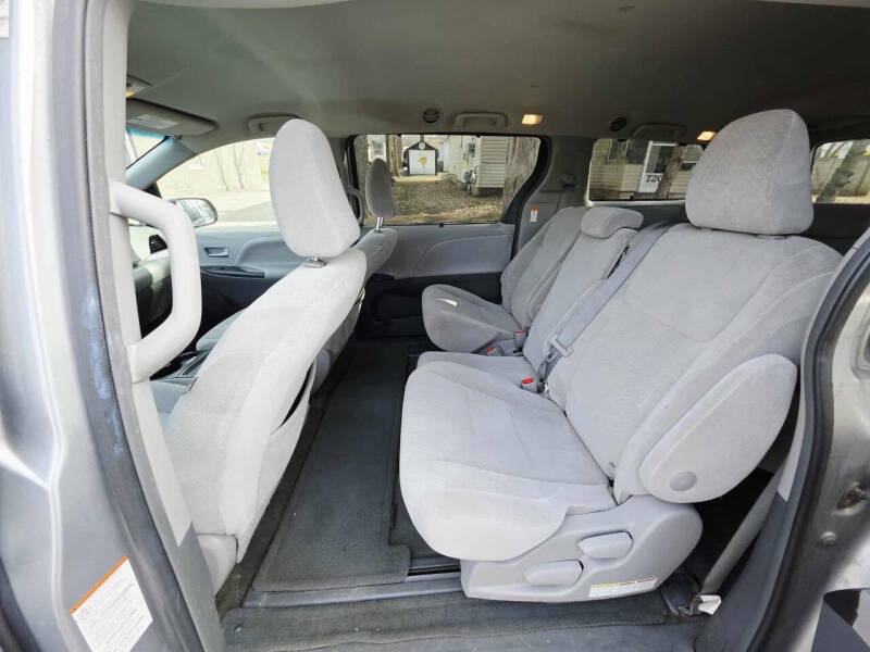 2017 Toyota Sienna LE 8-Passenger