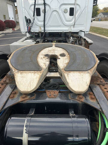 2016 Freightliner CASCADIA DAY CAB