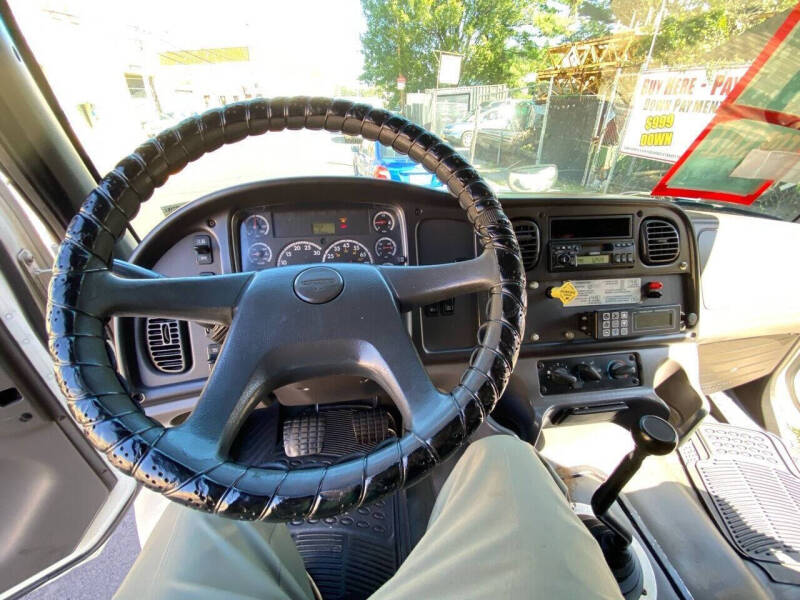 2005 Freightliner M2 106