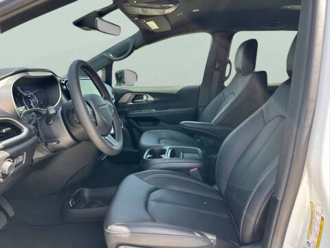 2027 Chrysler Pacifica LX