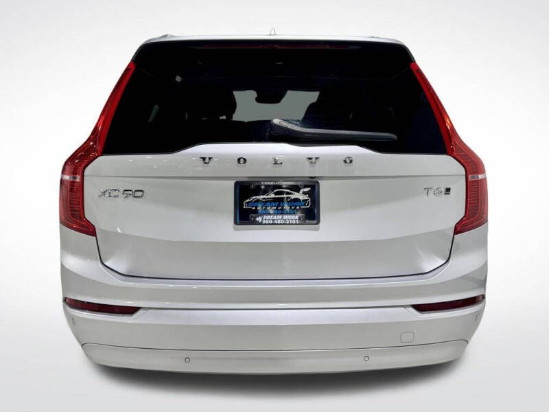 2022 Volvo XC90 T6 Momentum 6-Passenger