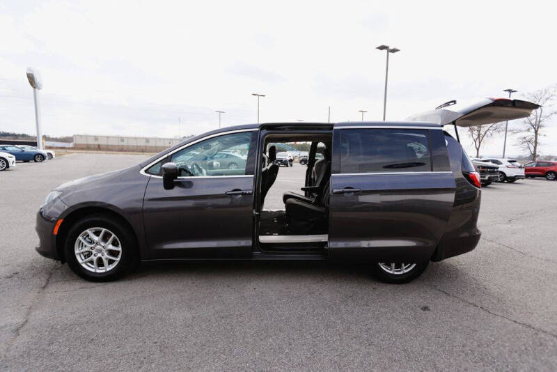 2023 Chrysler Voyager LX