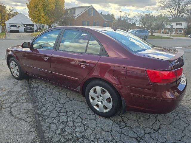 2009 Hyundai SONATA for sale at QUEENSGATE AUTO SALES in York, PA