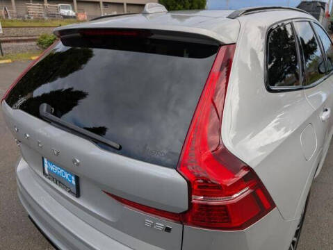 2025 Volvo XC60 B5 Core Dark Theme