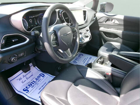 2025 Chrysler Pacifica Select