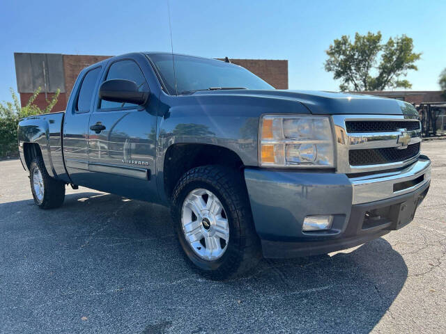 2011 Chevrolet Silverado 1500 for sale at Ideal Cars LLC in Skokie, IL