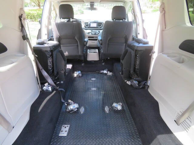 2022 Chrysler Voyager LX