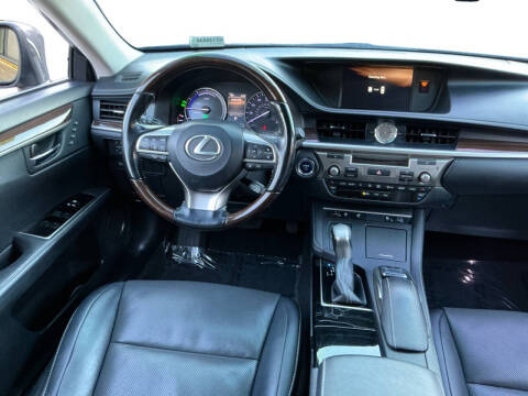2017 Lexus ES 300h