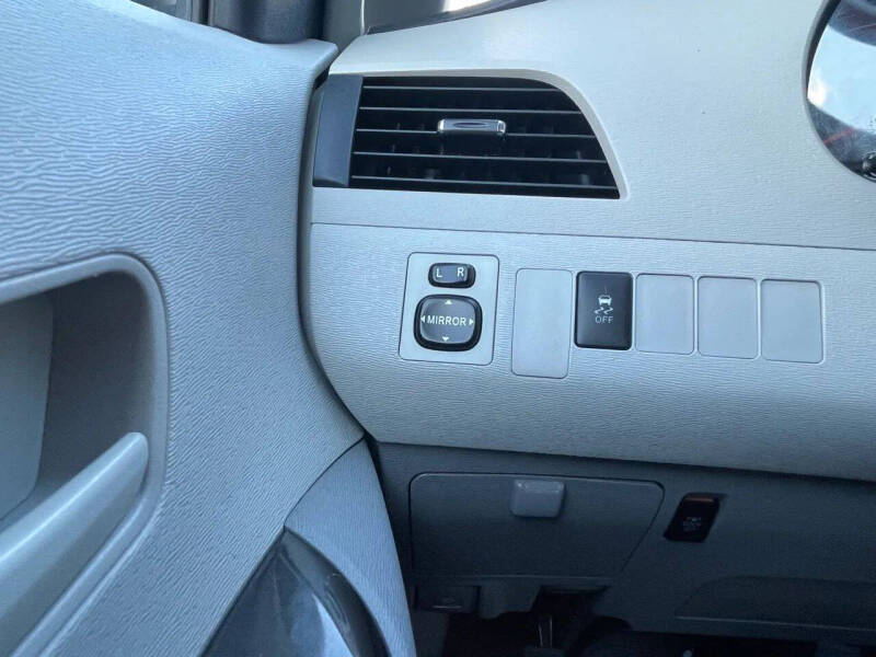 2014 Toyota Sienna LE 7-Passenger