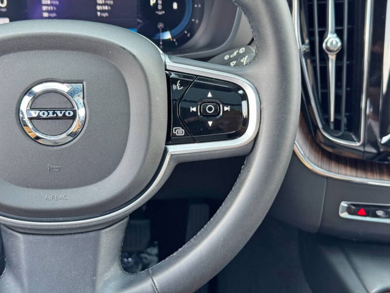 2023 Volvo XC60 B5 Ultimate Bright Theme