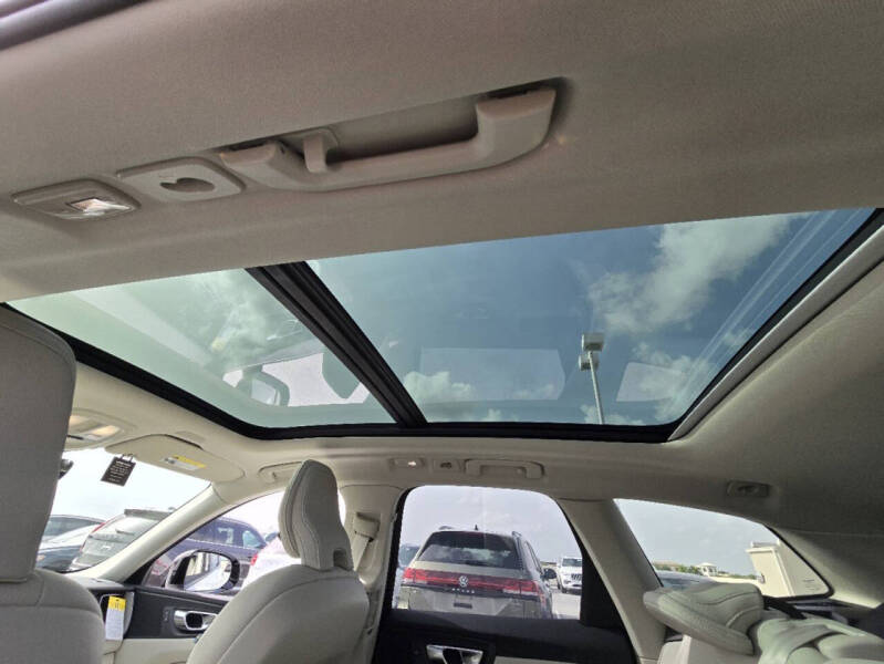 2025 Volvo XC60 B5 Plus Dark Theme