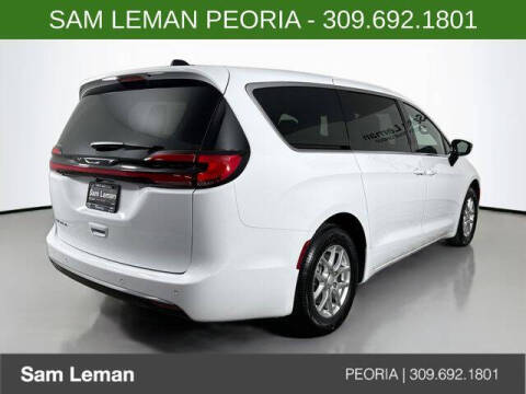 2027 Chrysler Pacifica Select