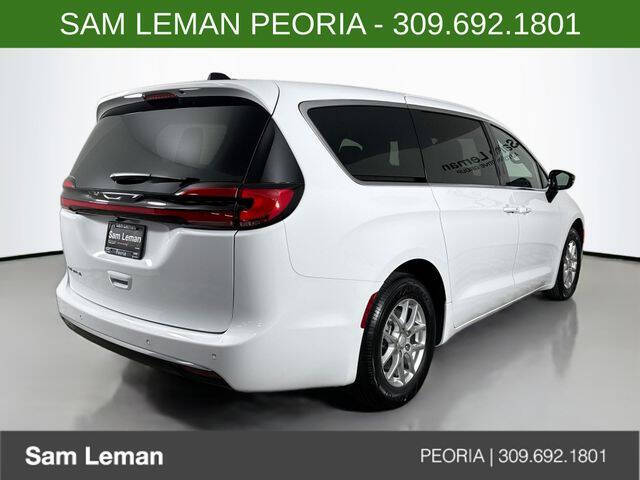 2027 Chrysler Pacifica Select