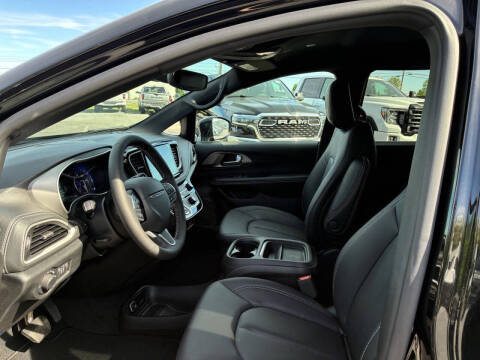 2027 Chrysler Pacifica Select