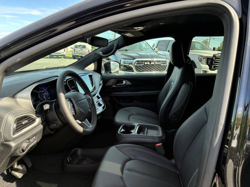 2027 Chrysler Pacifica Select