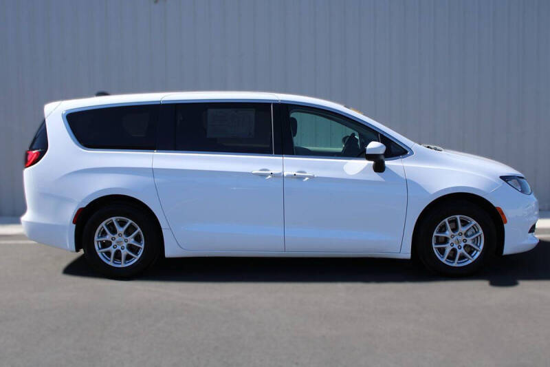 2022 Chrysler Voyager LX