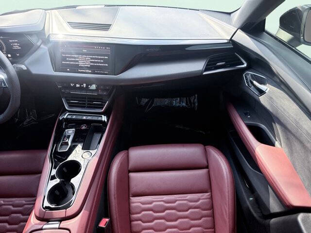 2024 Audi e-tron GT quattro Premium Plus