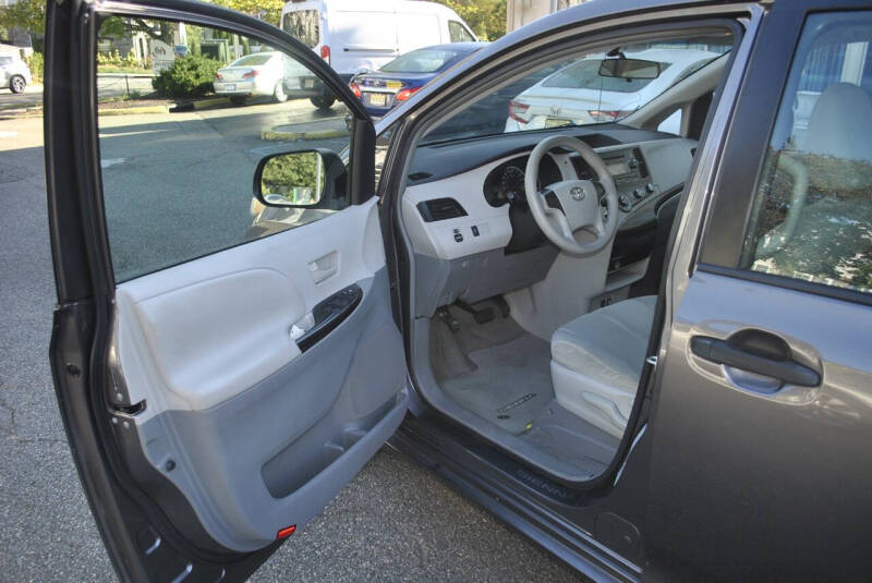 2011 Toyota Sienna Base 7-Passenger