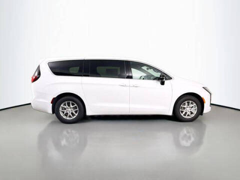 2027 Chrysler Pacifica Select