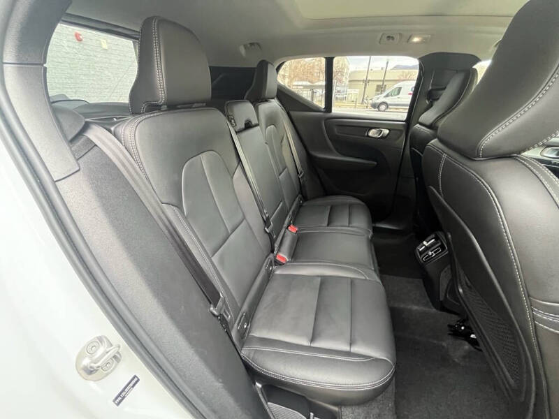 2025 Volvo XC40 B5 Core Bright Theme