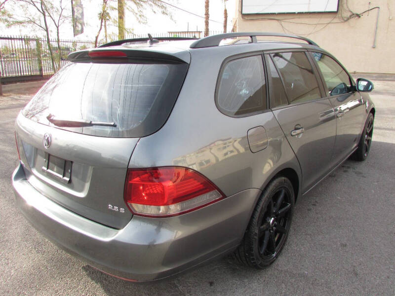 2011 Volkswagen Jetta SportWagen S photo 2