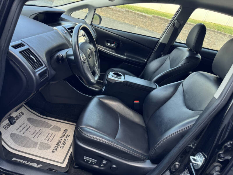 2017 Toyota Prius v Four