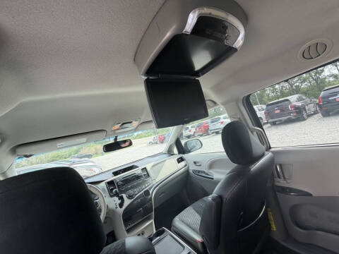 2014 Toyota Sienna SE 8-Passenger