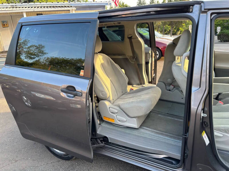 2011 Toyota Sienna Base 7-Passenger