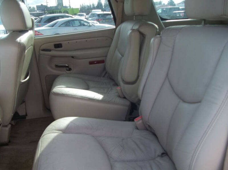 2004 Cadillac Escalade Base photo 25