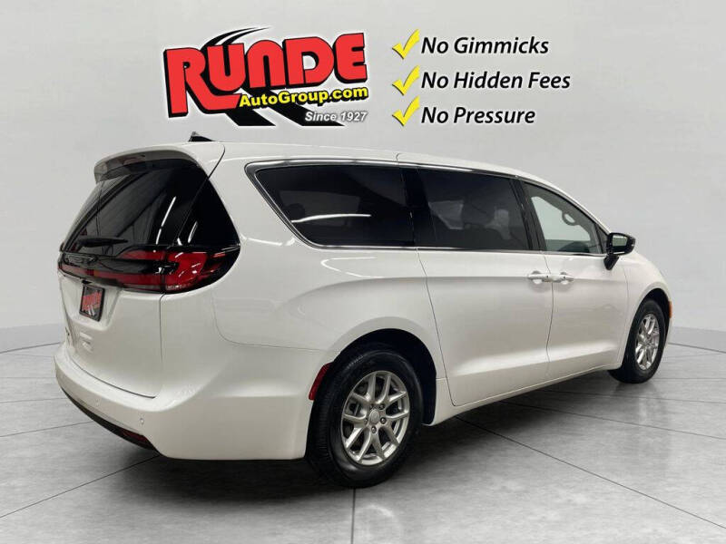 2027 Chrysler Pacifica Select
