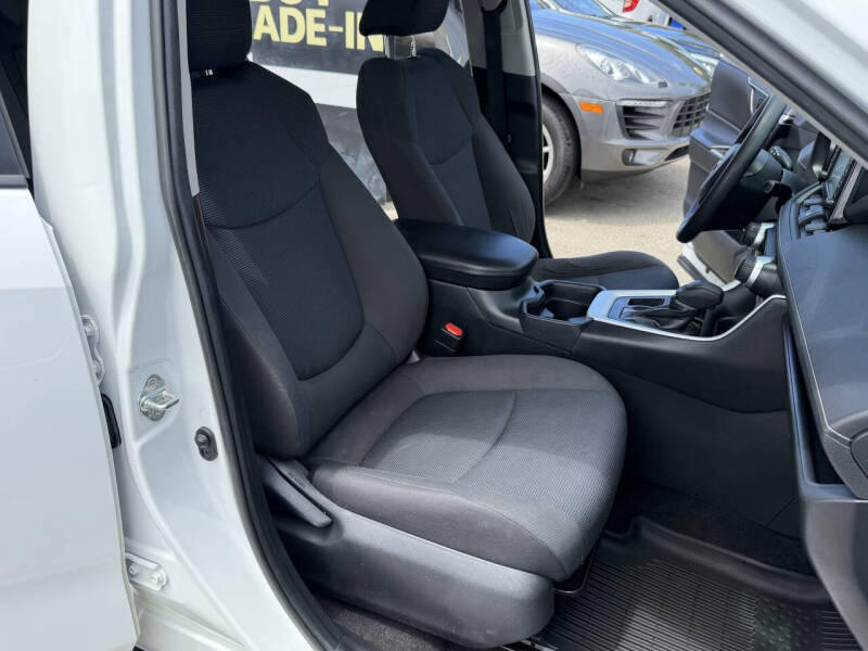 2020 Toyota RAV4 LE