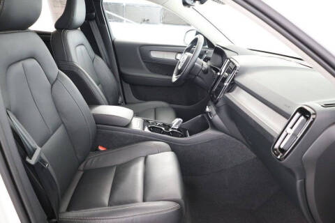 2024 Volvo XC40 B5 Plus Dark Theme