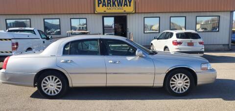 2003 Lincoln Town Car for sale at Parkway Motors in Springfield IL