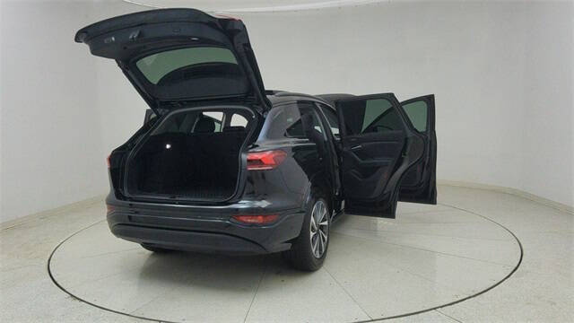 2025 Audi Q6 e-tron quattro Premium Plus