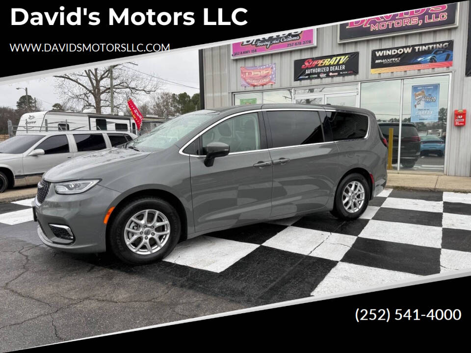 2023 Chrysler Pacifica Touring L's photo