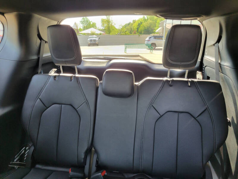 2027 Chrysler Pacifica Select