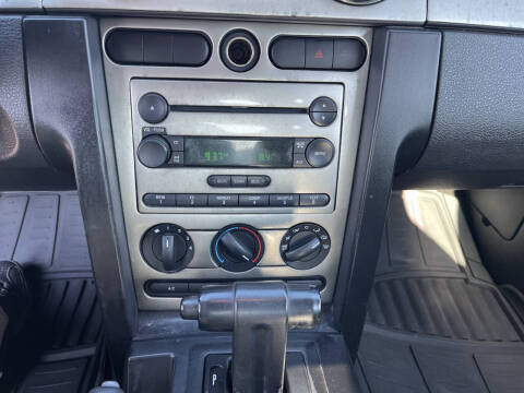 2005 Ford Mustang V6 Deluxe