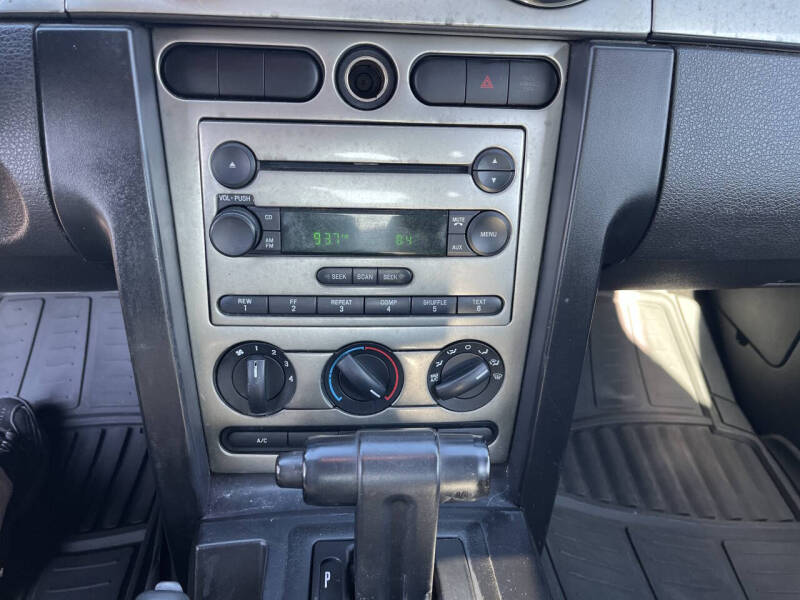 2005 Ford Mustang V6 Deluxe