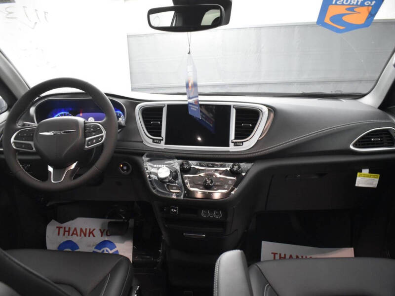 2025 Chrysler Pacifica Select