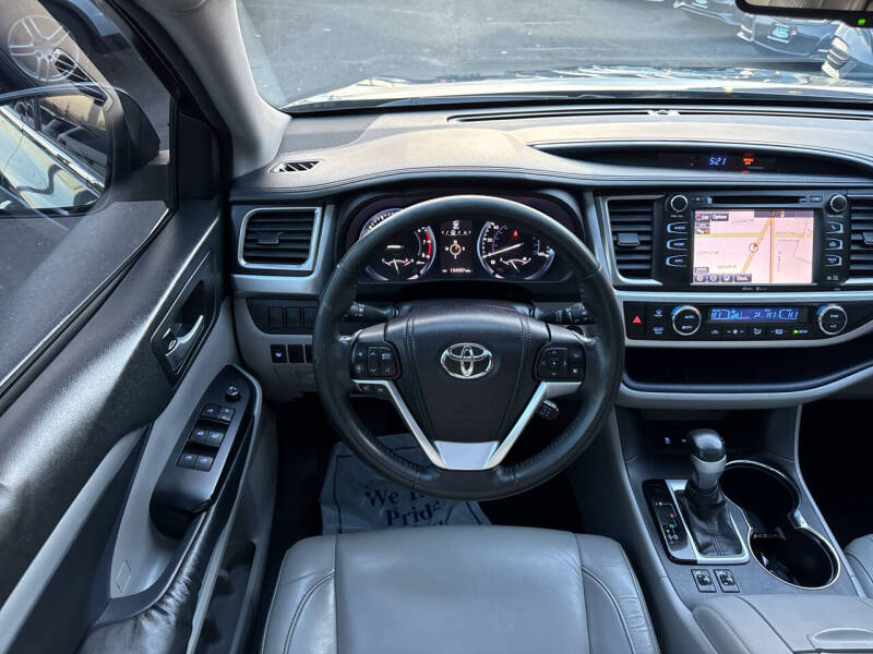 2015 Toyota Highlander XLE photo 25