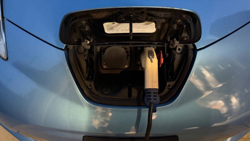 2011 Nissan LEAF SL