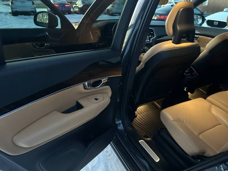 2017 Volvo XC90 T6 Momentum