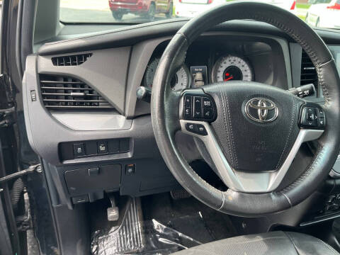 2017 Toyota Sienna SE Premium 8-Passenger