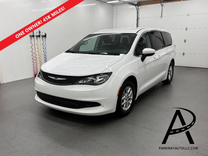 2023 Chrysler Voyager LX's photo